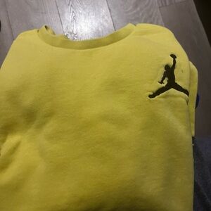 Air Jordan yellow sweatshirt with razed emblem in black and large lettering arm